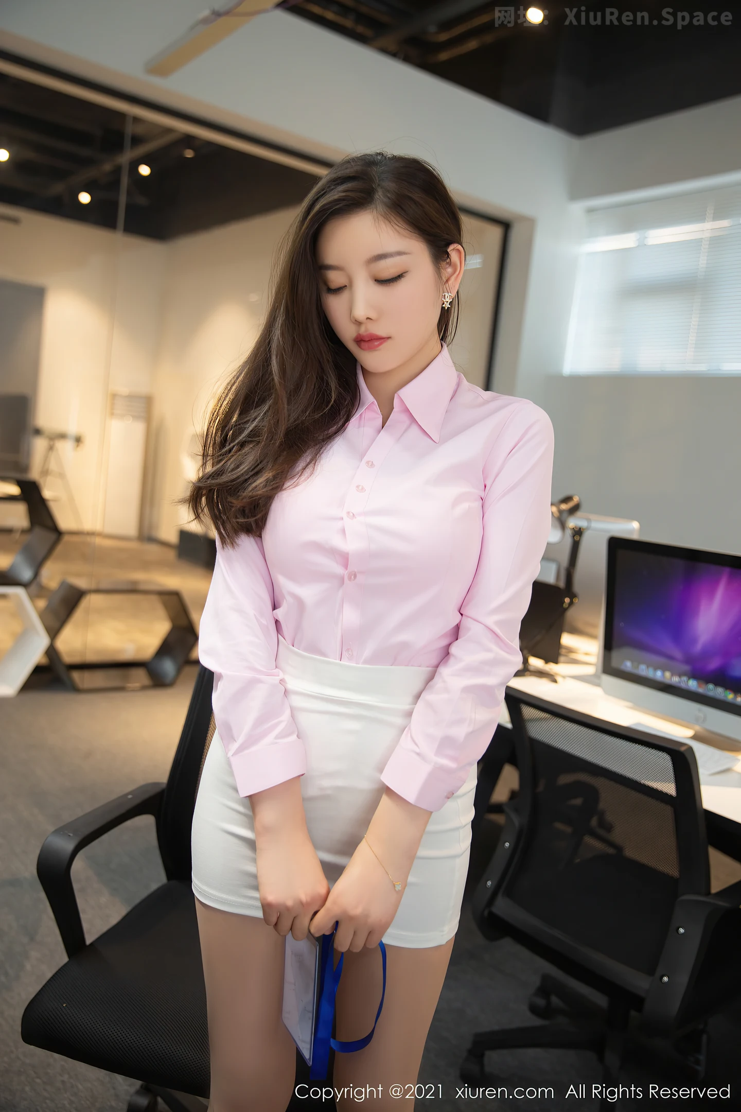 图片[3]-[XiuRen秀人网]VOL.4341 女神杨晨晨Yome私房性感粉色服饰配无内肉丝裤袜撩人诱惑写真80P-秀人网官方网站